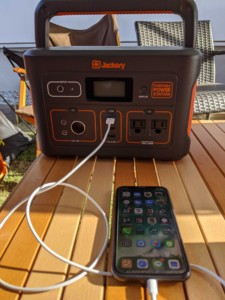 jackeryポータブル電源でスマホ充電