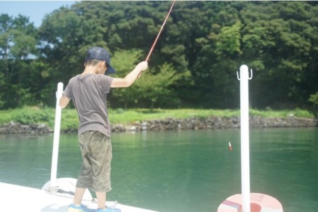 魚釣り体験をする少年